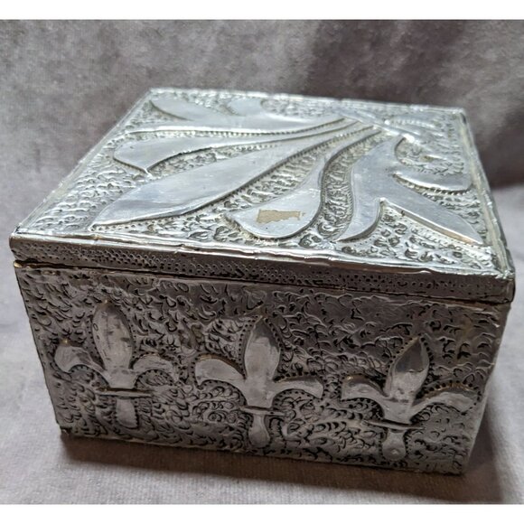 Silver Repousse Fleur De Lis Trinket Box - Picture 11 of 14